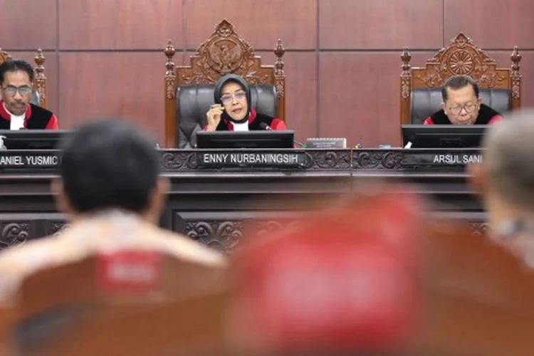 Majelis panel Hakim Konstitusi yang dipimpin Hakim Konstitusi Enny Nurbaningsih memberikan sejumlah nasihat kepada para Pemohon Pengujian UU APBN.