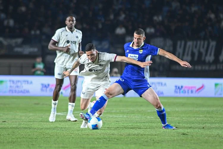 Duel Balsa Sekulic dan Diego Landis pada laga Persib Bandung vs Arema FC di Stadion Si Jalak Harupat, Soreang, Sabtu (25/7/2026) malam WIB.