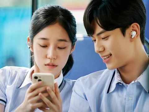 Lee Chae-min dan Roh Yoon-seo dalam drama Korea Crash Course in Romance (2023).