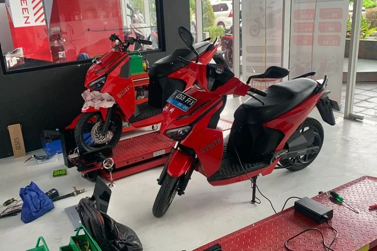 Ilustrasi servis motor listrik di bengkel resmi Gesits