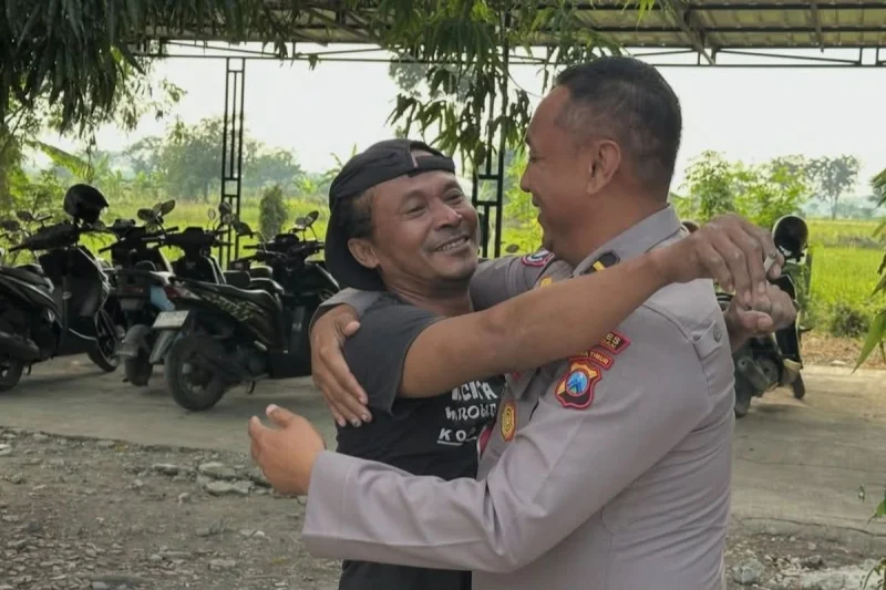 Dulu Berbagi Sepeda, Kini Beda Nasib: Pelukan Polisi untuk Sahabat yang Jadi Kuli Bangunan