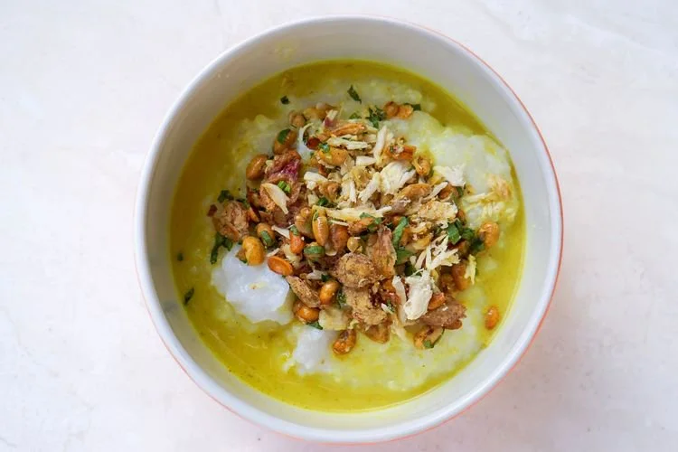 Bubur ayam kuah kuning, salah satu menu yang kerap dipilih untuk sarapan.