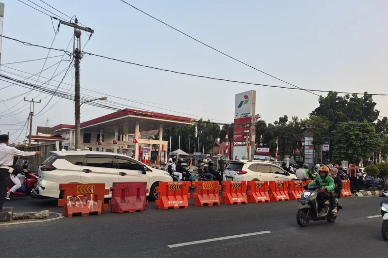 Ojol Keluhkan U-turn Kartini Depok Ditutup, Ongkos BBM Bengkak Harus Putar Jauh