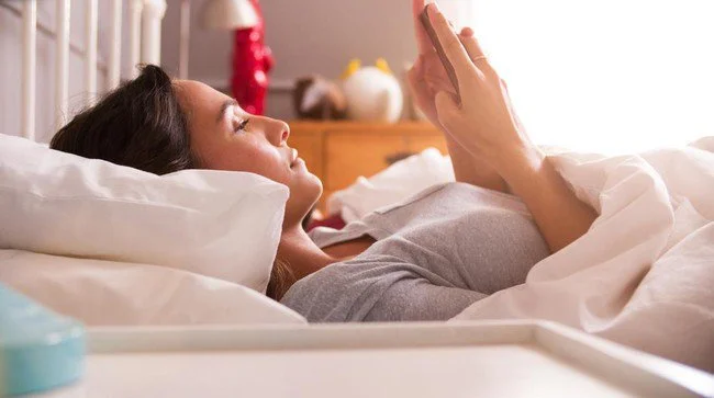 Studi Sebut Kelamaan Online Bisa Bikin Bad Mood dan Stres