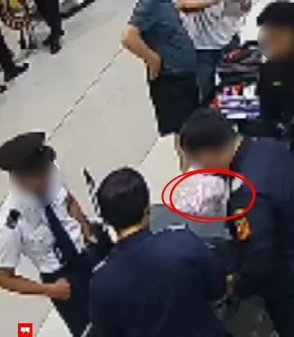 Rekaman CCTV menunjukkan gerak-gerik kopilot Malaysia Airlines sebelum ditangkap di Soetta (dok. Instagram Bea Cukai)