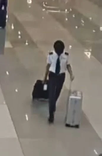Rekaman CCTV menunjukkan gerak-gerik kopilot Malaysia Airlines sebelum ditangkap di Soetta (dok. Instagram Bea Cukai)