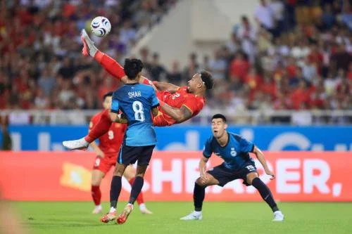 Rafaelson atau Nguyen Xuan Son beraksi di laga Timnas Vietnam vs Timnas Singapura (Foto: VFF)