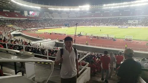 Kim Sang-sik nonton laga Timnas Indonesia vs Mozambik di SUGBK. (Foto: Andri Bagus/Okezone)