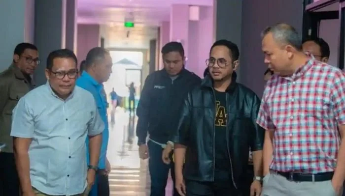 Rektor Undana, Jefri S. Bale, turun membesuk Jessica yang tengah terbaring di ruang perawatan Rumah Sakit (RS) Wirasakti Kupang, Sabtu (1/8/2026) pagi. 