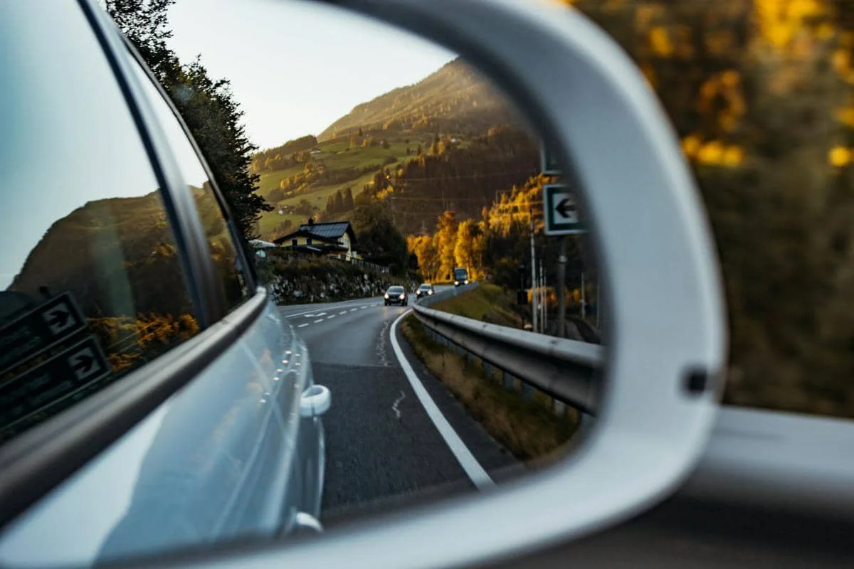 ilustrasi spion mobil 