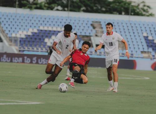 Brian Fatari dan Ivar Jenner beraksi di laga Timnas Indonesia vs Timnas Timor Leste (Foto: PSSI)