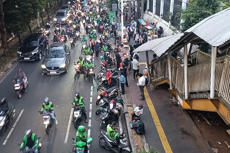 Kondisi Stasiun Palmerah padat merayap saat jam sibuk sekitar Pukul 18.20 WIB, Senin (3/8/2026). Ojek online menumpuk di bahu jalan.