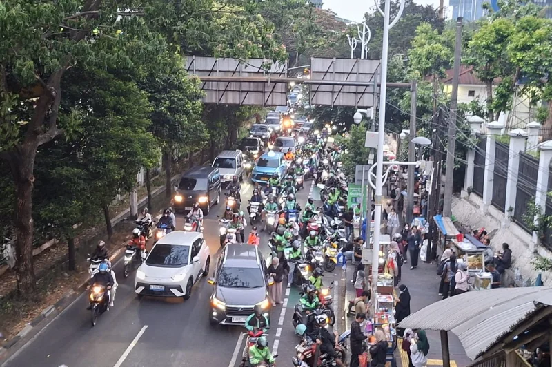 Jalurnya di Palmerah Dipakai Parkir Motor, Pesepeda Terpaksa Tuntun Sepeda di Trotoar