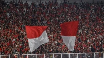 Hujan Deras Tak Surutkan Militansi Suporter Garuda, Pakansari Membara Jelang Indonesia vs Vietnam