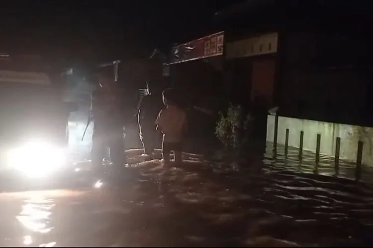 Kondisi banjir merendam kawasan Air Pacah, Kecamatan Koto Tangah, Kota Padang, Sumatera Barat, Senin (03/08/2026) malam. Petugas gabungan mengevakuasi lima warga yang terjebak banjir, terdiri dari dua balita dan tiga orang dewasa.