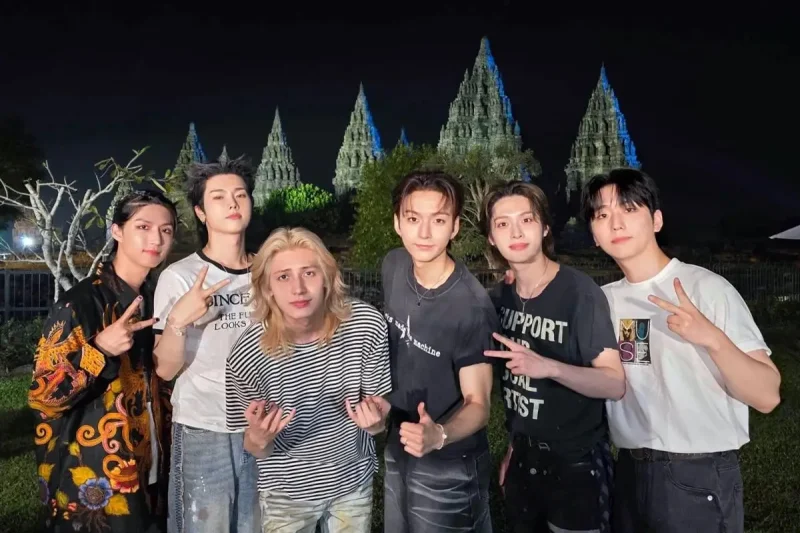 Momen BTS Xdinary Heroes di Prambanan Jazz 2026, Buka Kado Fans Indonesia