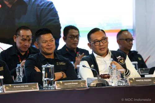 Ketua Umum NOC Indonesia Raja Sapta Oktohari (kiri) bersama CdM Todotua Pasaribu (kanan). (Foto: NOC Indonesia)