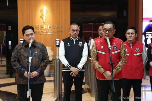 Menpora Erick Thohir (kiri) bersama CdM Tim Indonesia Todotua Pasaribu (kanan). (Foto: NOC Indonesia)