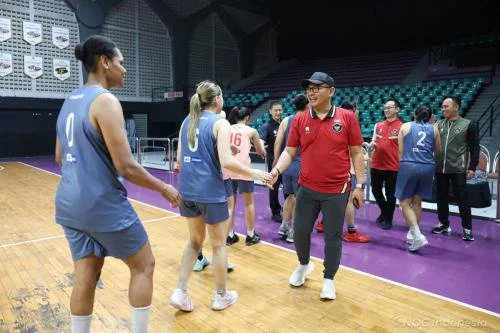 CdM Todotua Pasaribu (kanan) saat menghampiri pemusatan latihan Timnas Basket Putri Indonesia. (Foto: NOC Indonesia)