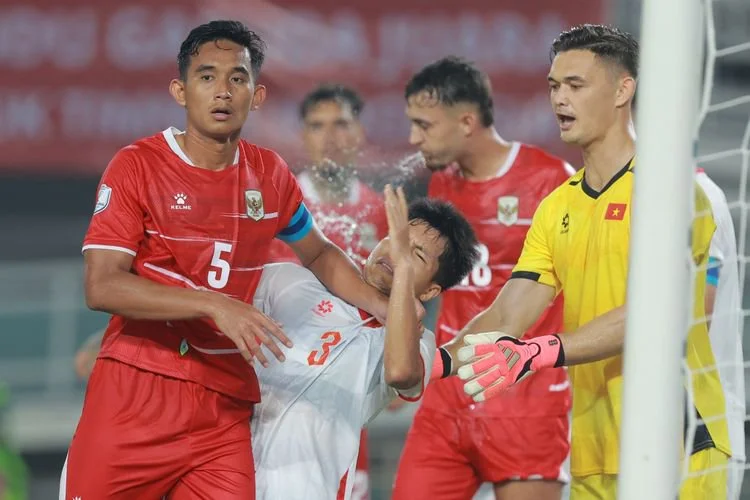 Pemain Timnas Indonesia Rizky Ridho beradu aksi dengan pemain Vietnam Van Vi Nguyen pada laga ASEAN Championship 2026 antara Indonesia vs Vietnam di Stadion Pakansari, Cibinong, Kabupaten Bogor, Senin (3/8/2026).