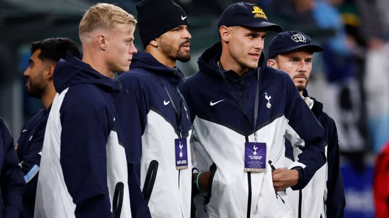 Pesaing Jan Paul van Hecke di Tottenham Hotspur menuntaskan transfer mengejutkan senilai 40 juta euro