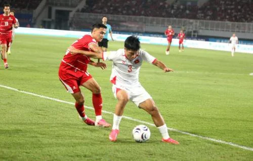Nguyen Van Vi cetak gol pembuka Vietnam ke gawang Timnas Indonesia. (Foto: Isra Triansyah/Okezone)