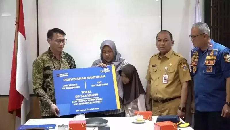 Sekda Jakarta Serahkan Santunan Damkar Jaktim yang Gugur Saat Bertugas