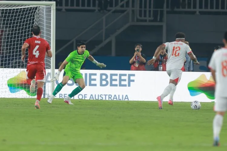 Penjaga gawang Indonesia Nadeo Arga Winata beraksi pada laga ASEAN Championship 2026 antara Indonesia vs Vietnam di Stadion Pakansari, Cibinong, Kabupaten Bogor, Senin (3/8/2026). Indonesia kalah 3-0 atas Vietnam.