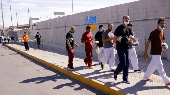 Migran Kuba berjalan di dekat jembatan perbatasan Internasional Lerdo Stanton, mereka diusir dari AS dan dikirim kembali ke Meksiko di bawah Title 42, di Ciudad Juarez, Meksiko, Selasa (3/5/2022). ANTARA FOTO/REUTERS/Jose Luis Gonzalez/WSJ/sad.