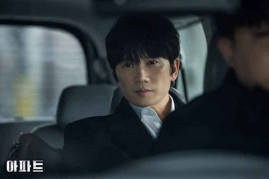Cuplikan adegan dari drama Korea The Apartment Job dalam materi promosi resmi yang dirilis oleh JTBC.