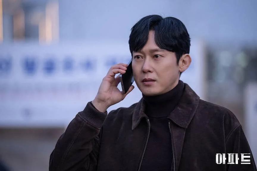 Cuplikan adegan drama Korea The Apartment Job produksi JTBC dengan latar suasana di lingkungan apartemen.