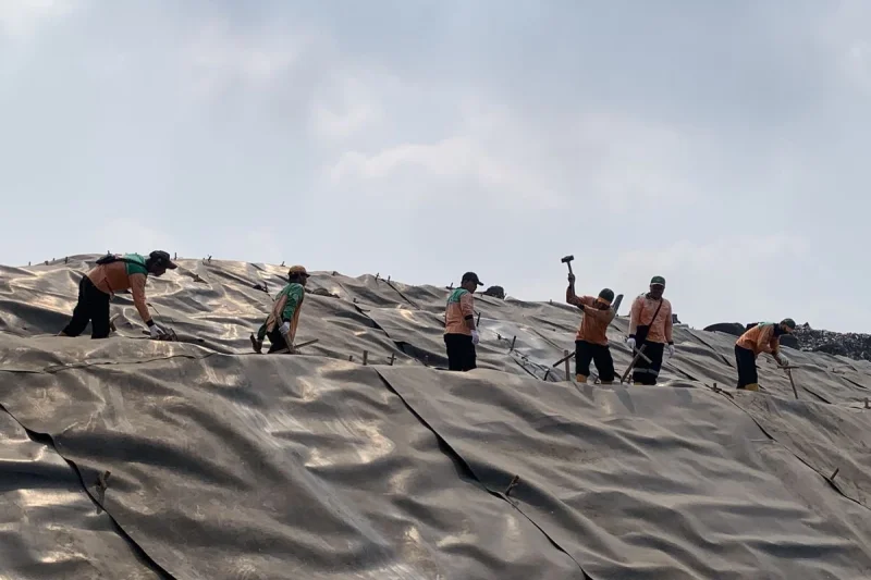 Ini Penampakan Gunungan Sampah Bantargebang yang Ditutup Geomembran