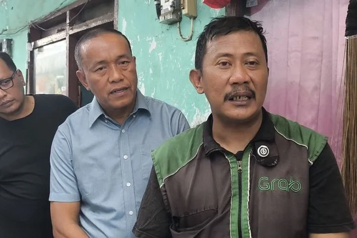 Sudinhub Jakarta Timur mendatangi rumah pengemudi ojek online Sulis Agung Wibowo yang viral saat motornya diangkut oleh mobil derek usai terjaring operasi penertiban di kawasan Jatinegara, Jakarta Timur pada Rabu (17/6/2026).