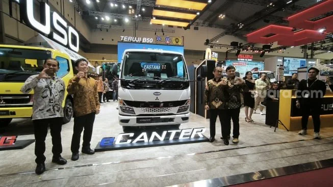 PT KTB distributor resmi kendaraan niaga dari Mitsubishi Fuso Truck and Bus Corporation (MFTBC) di Indonesia, menyerahkan truk listrik Fuso eCanter kepada PT. Fastana Logistik Indonesia (FLI) di GIIAS 2026 di ICE, BSD, Tangerang, Selasa (4/8/2026). [Suara.com/Liberty Jemadu]