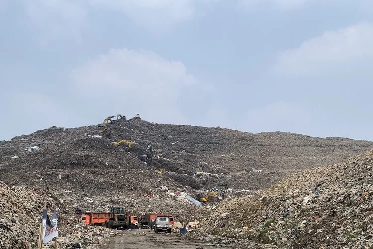 Kondisi gunungan sampah di TPST Bantargebang dalam masa transisi penghentian open dumping secara bertahap. 