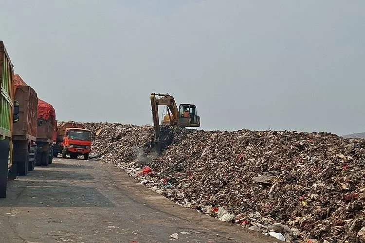 Alat berat ekskavator beroperasi di atas gunungan sampah di Tempat Pengolahan Sampah Terpadu (TPST) Bantargebang, Kota Bekasi, Jawa Barat, Selasa (4/7/2026)