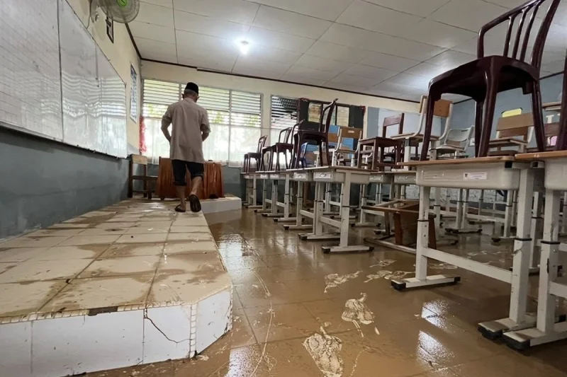 Banjir Bandang Terjang Padang: 40 Sekolah Terendam, Ratusan Siswa Sempat Terjebak