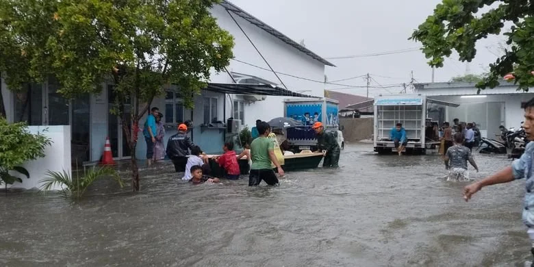 Tim gabungan melakukan evakuasi warga yang terdampak banjir di sejumlah wilayah di Kota Padang pada Senin (3/8).