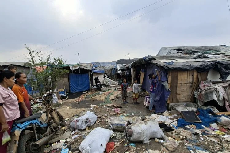 Kampung pemulung di sebuah gang seberang TPST Bantargebang, Jalan Pangkalan 5, Kelurahan Ciketing Udik, Kecamatan Bantargebang, Kota Bekasi, Jawa Barat, Selasa (4/7/2026)
