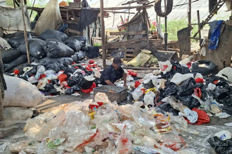"Demi Kebaikan, tapi Kami yang Menjerit" Pemulung Bantargebang Hadapi Penutupan Open Dumping