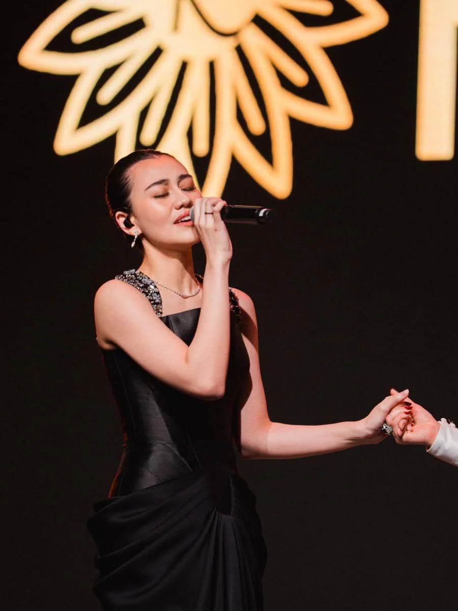 Penampilan Aaliyah Massaid di konser Reza Artamevia
