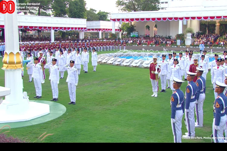 Paskibraka membentuk formasi 80 pada upacara penurunan bendera di HUT ke-80 RI di Istana. (Youtube Sekretariat Presiden)