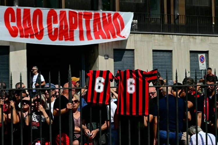 Para pendukung AC Milan berkumpul untuk menghadiri pemakaman mendiang legenda AC Milan dan Timnas Italia, Franco Baresi, di luar Basilika Sant Ambrogio di Milan pada 4 Agustus 2026.