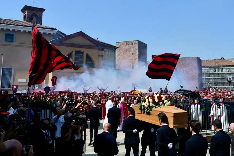 Para pengusung jenazah membawa peti mati mendiang legenda AC Milan dan Timnas Italia, Franco Baresi, dengan disambut ribuan suporter di Basilika Sant Ambrogio sebelum upacara pemakaman di Milan pada 4 Agustus 2026. (Foto oleh Stefano RELLANDINI / AFP)
