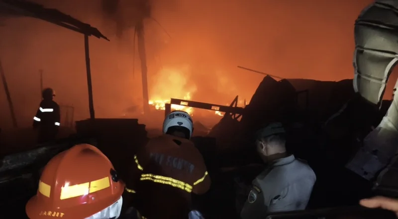 Tumpukan Limbah Kayu Seluas 2 Hektare Terbakar, Damkar Terkendala Air