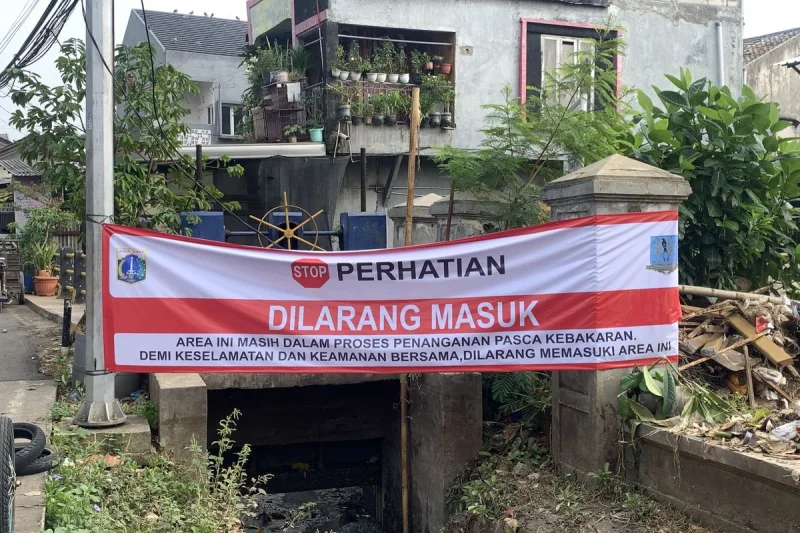 Situasi Terkini TPS Liar Kramat Jati Usai Terbakar: Sampah Diangkut, Spanduk Peringatan Dipasang