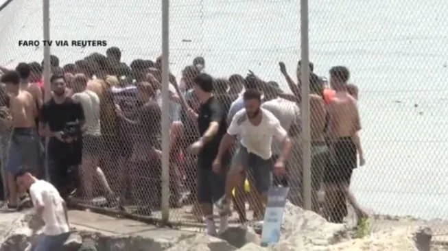 Sebanyak 57 orang tewas saat puluhan ribu migran mencoba menerobos wilayah eksklave Spanyol di Ceuta dari Maroko sepanjang pekan ini.  (Faro TV)
