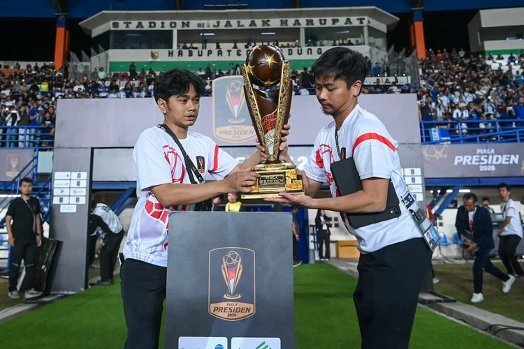 Trofi Piala Presiden 2026 tengah diangkut panitia penyelenggara dalam laga pembuka di Stadion Si Jalak Harupat, Soreang, Kabupaten Bandung, Sabtu (25/7/2026. 
