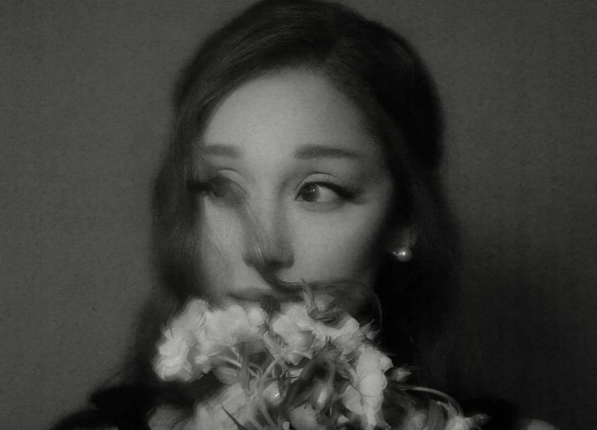Ariana Grande dalam album petal
