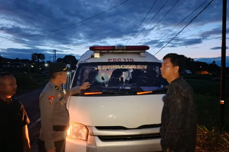 Ambulans Membawa Jenazah Dilempar Batu di Padang Panjang, Polisi Buru Pelaku